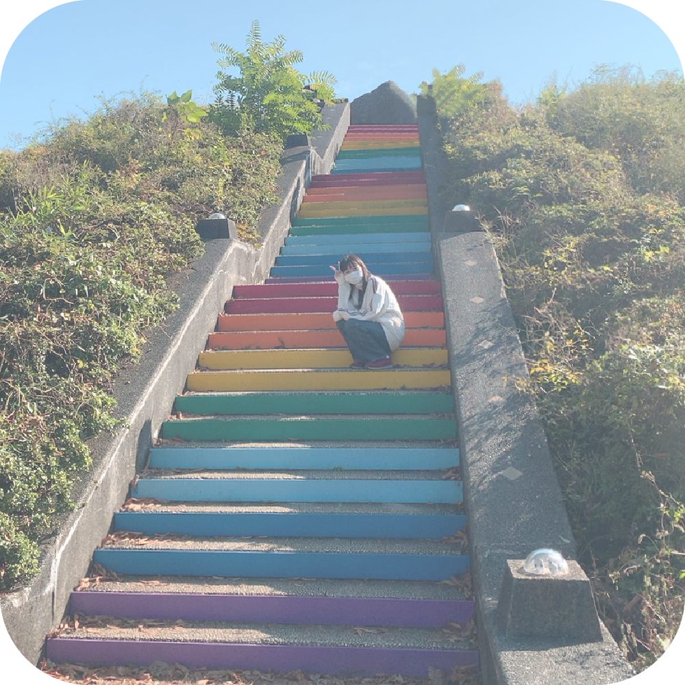 虹色の階段に座っている写真